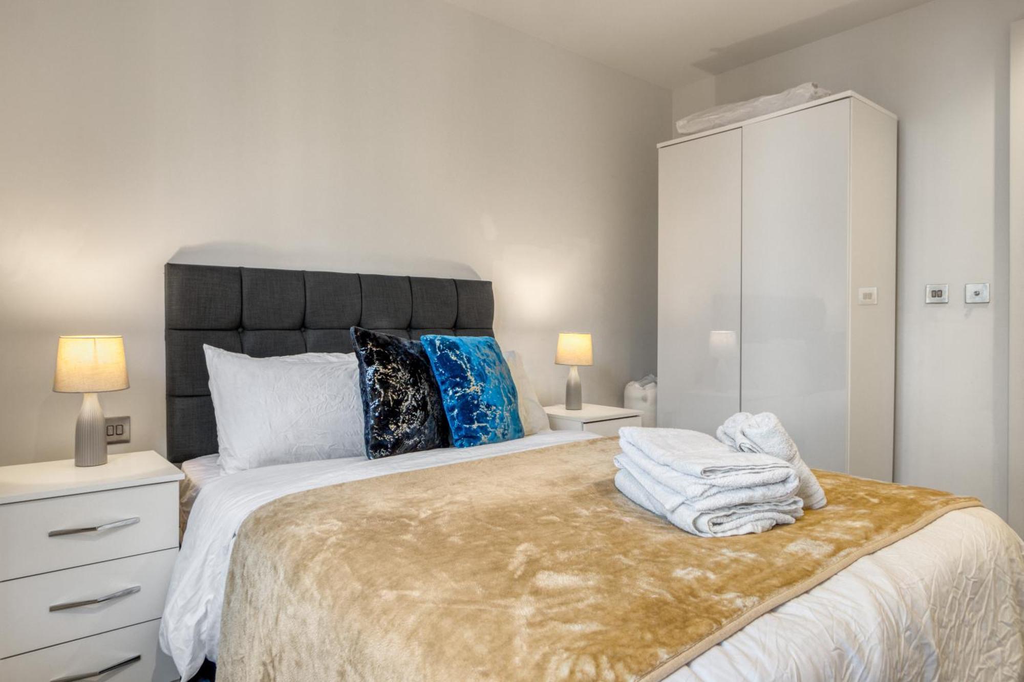 Hyde Park Luxury 2br 2ba Balcony